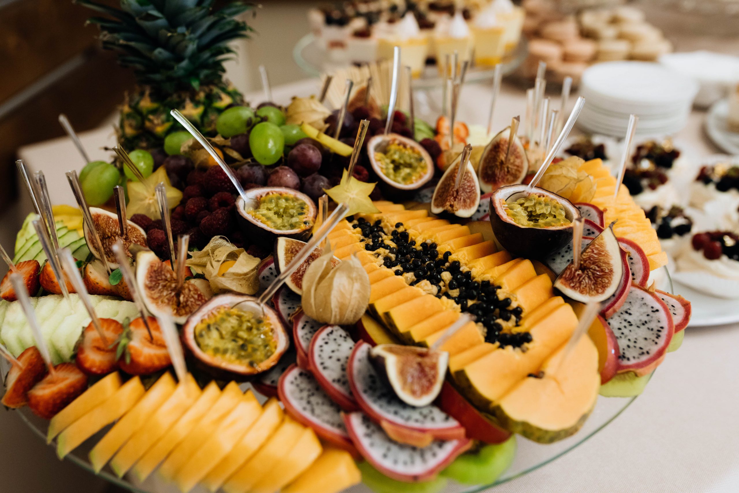 set-with-variety-of-exotic-fruits-cutted-on-the-plate-banquet-buffet-min